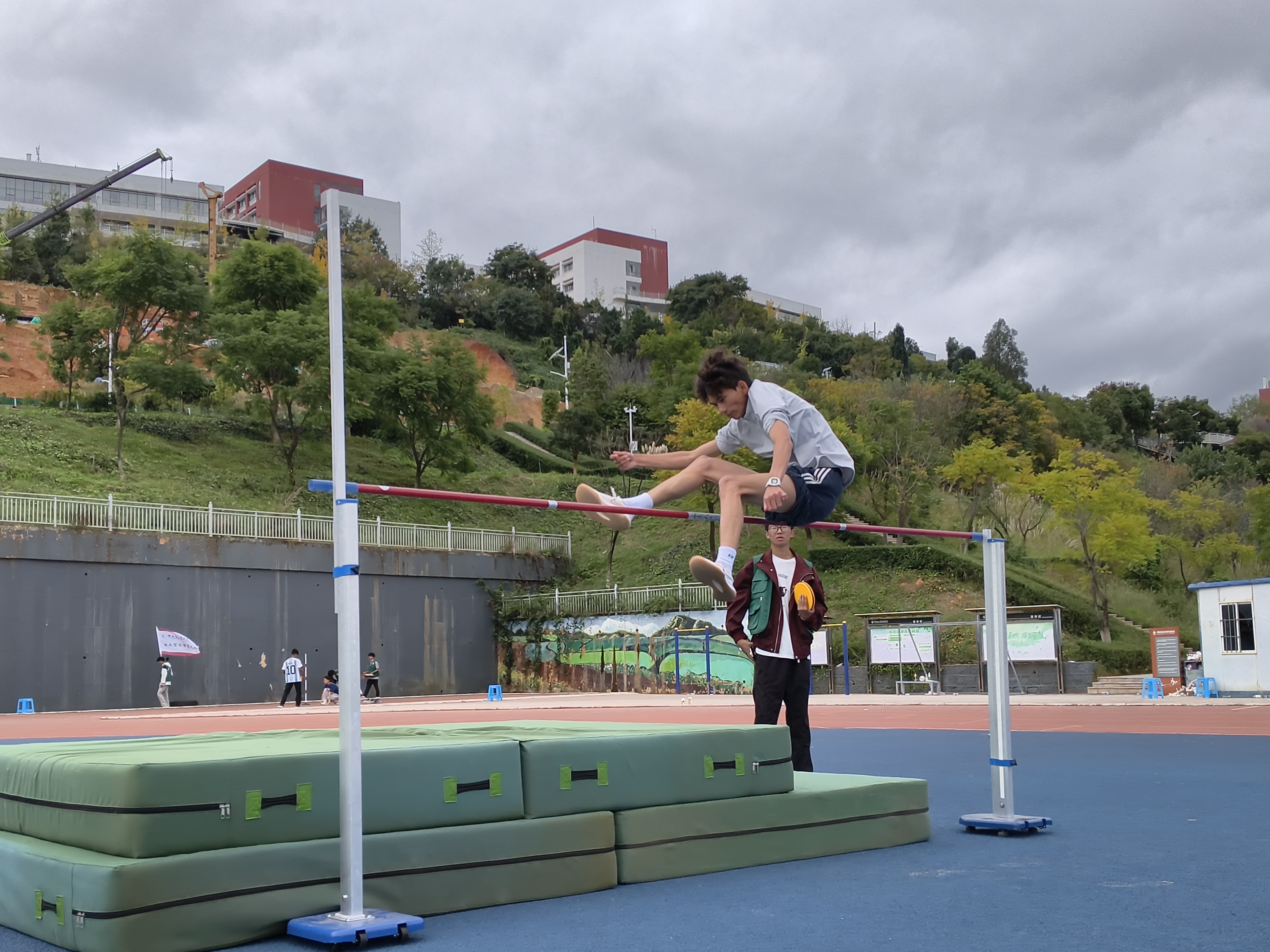 跳高1.jpg